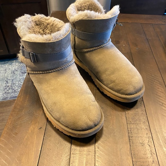 Light tan UGG boots, Sherpa lined.  size 7. - Picture 3 of 6
